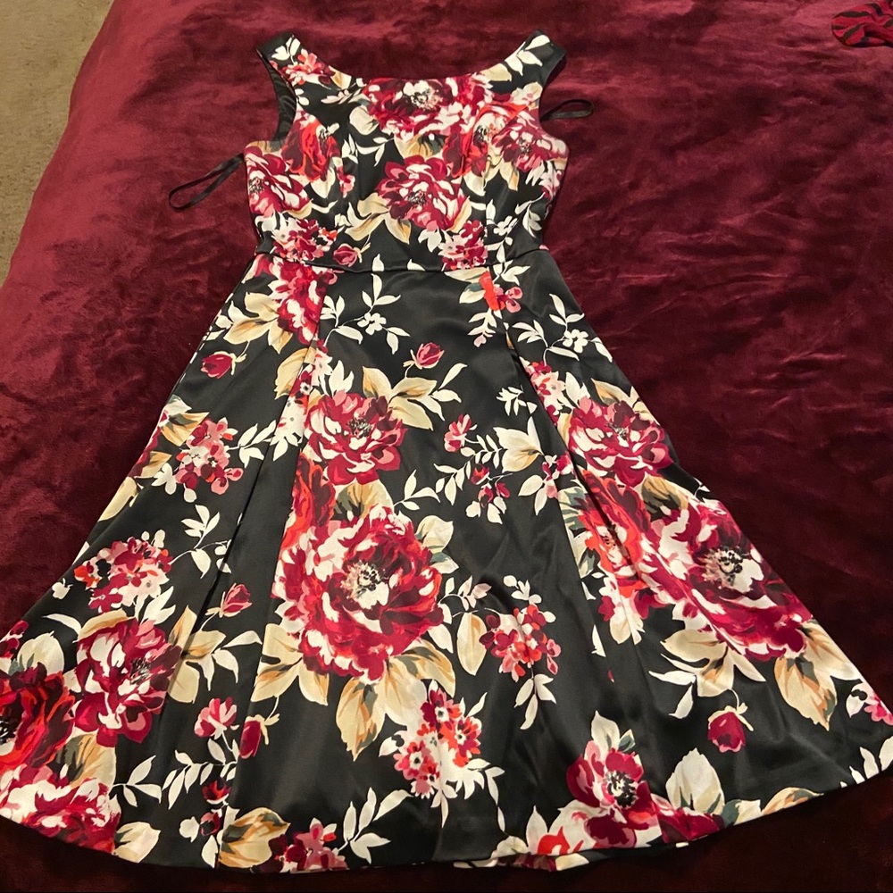 WHBM Satin Floral Dress with Pockets 🎉LAST CHANCE